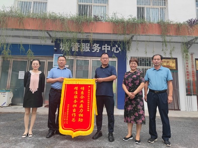 城管助企暖人心，优质服务赢赞誉——某针纺织品销售企业赠送锦旗表谢意